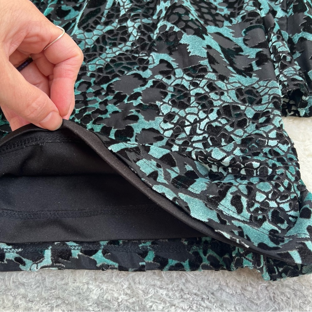 Chic Ecoleé burnout velvet Leopard Print Romper - Picture 10 of 10